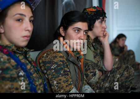 Yeziden Kämpferinnen einige im Alter von 14 Jahren mit der neu gebildeten Frauen Êzidxan Frauen Einheiten (YJÊ) Teil des The Sinjar Widerstandseinheit Stockfoto