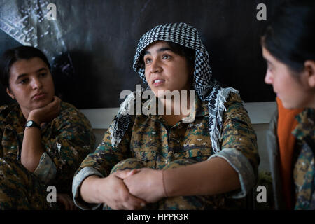 Yeziden Kämpferinnen einige im Alter von 14 Jahren mit der neu gebildeten Frauen Êzidxan Frauen Einheiten (YJÊ) Teil des The Sinjar Widerstandseinheit Stockfoto