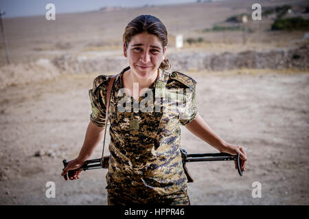 Yeziden Kämpferinnen einige im Alter von 14 Jahren mit der neu gebildeten Frauen Êzidxan Frauen Einheiten (YJÊ) Teil des The Sinjar Widerstandseinheit Stockfoto