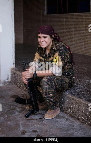 Yeziden Kämpferinnen einige im Alter von 14 Jahren mit der neu gebildeten Frauen Êzidxan Frauen Einheiten (YJÊ) Teil des The Sinjar Widerstandseinheit Stockfoto