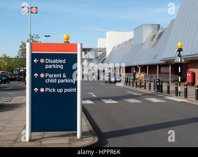 Sainsburys deaktiviert, Eltern-Kind-Parkplatz, abholen Punkt-Zeichen in zentralen Parkplatz Stockfoto