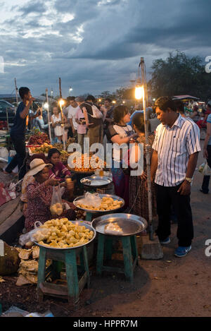 Kjoung Sie Traditonal Nachtmarkt der einheimische Seam Reap gegenüber dem Angkor-Panorama-Museum vor den Toren ausgerichtet. Stockfoto