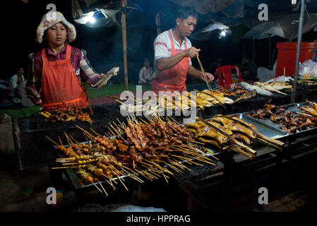 Kjoung Sie Traditonal Nachtmarkt darauf ausgerichtet, die Einheimischen vor den Toren Seam Reap mit ein paar Fastfood Huhn, Fleisch und Fisch Kebab zu verkaufen. Stockfoto