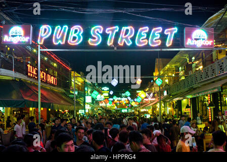 Damit beschäftigt, lebhaften Nacht Zeit Straßenszene in Siem Reap, Kambodscha nach unten "Pub Street" mit einheimischen und Touristen, Bars und Restaurants. Stockfoto