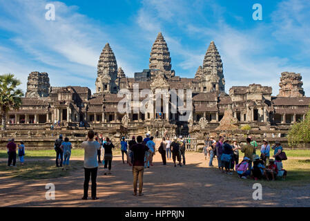 Massen und Gruppen von Touristen zu Fuß oder Fotografieren am Osttor nach Angkor Wat in Kambodscha, in der Nähe von Siem Reap. Stockfoto