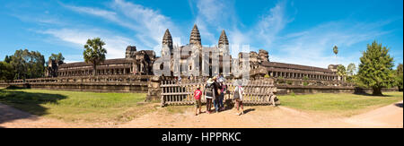 3 Bild Stich Panoramablick auf Touristen nach Angkor Wat über Osttor an einem sonnigen Tag mit blauem Himmel. Stockfoto