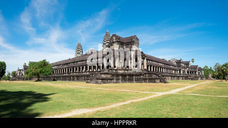 2 Bild Stich Panoramablick auf der südöstlichen Ecke von Angkor Wat entfernt an einem sonnigen Tag mit blauem Himmel. Stockfoto