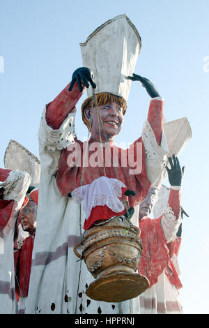 VIAREGGIO, Italien - 19.Februar: Parade der allegorischen Wagen beim Karneval von Viareggio statt 19. Februar 2012 Stockfoto