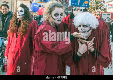 VIAREGGIO, Italien - 19.Februar: maskierte Person während der Parade der allegorischen Wagen beim Karneval von Viareggio statt 19. Februar 2012 Stockfoto