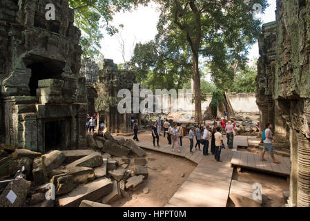Eine Weitwinkelaufnahme der Ta Prohm Tempel-Komplex, Angkor durchreisende Touristen. Stockfoto