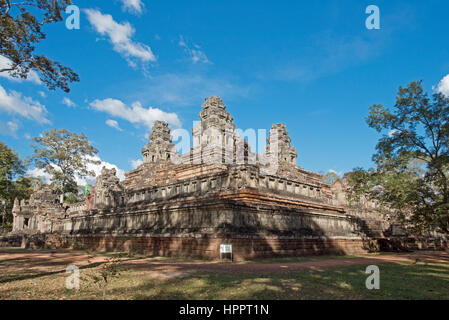 Eine Weitwinkelaufnahme des Ta Keo - einer der Tempel in der Angkor Komplex an einem sonnigen Tag mit blauem Himmel. Stockfoto