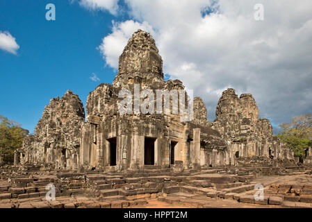 Eine Weitwinkelaufnahme des Prasat Bayon - der letzte Zustand Tempel an einem sonnigen Tag mit blauem Himmel in der Angkor Komplex gebaut werden. Stockfoto