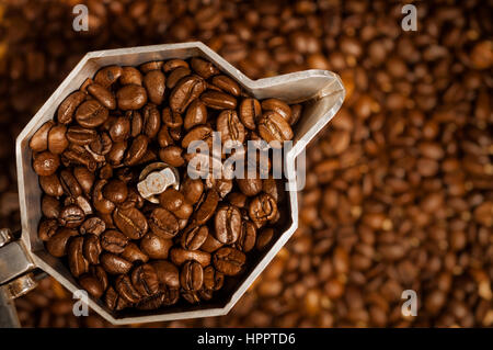 Kaffeebohnen in einem Moka pot Stockfoto