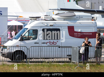 BERLIN / Deutschland - 3. Juni 2016: Broadcast tv Auto vom Rbb (Rundfunk Berlin Brandenburg) fährt am Flughafen Berlin. Stockfoto