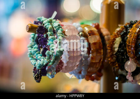 Die Armbänder, die auf einem hölzernen Ständer hängen. Stockfoto