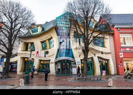 SOPOT, Polen - 30. November 2016: Schiefe Häuschen (Polnisch: "Krzywy Domek") ist ein ungewöhnlich geformte Gebäude in Sopot, Polen. Baujahr 2004, ist es Stockfoto