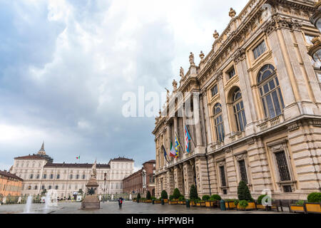 TURIN, Italien - 14. Juni 2016: Piazza Castello, einem Stadtplatz in Turin. Es ist mit Museen, Theatern und Cafés gesäumt. Palazzo Madama auf der rechten Seite Stockfoto