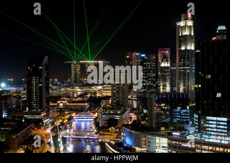 Eine Nacht Ansicht Stadtbild von Marina Bay Sands Komplex mit Laser-Licht-Hintergrund und Clarke Quay Bereich Skyline von Singapur Vordergrund. Stockfoto