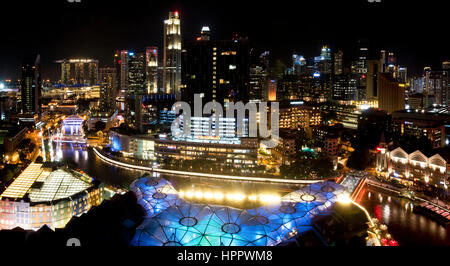 2 Bild zusammenfügen Panorama Nacht Ansicht Stadtbild des Clark Quay und Skyline von Singapur in der Nacht. Stockfoto