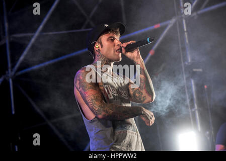 Rapper Fedez Durchführung in Moncalieri Stockfoto