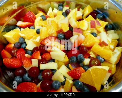 Bunt, geschnittenem Obstsalat in eine große Metallschale mit leichten Reflexion. Stockfoto