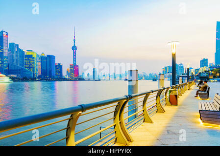 SHANGHAI, CHINA - 28. März: Aussichtsplattform am Bund ist ein beliebtes Touristenziel mit Blick auf die Pudong Finanzviertel der Stadt Stockfoto