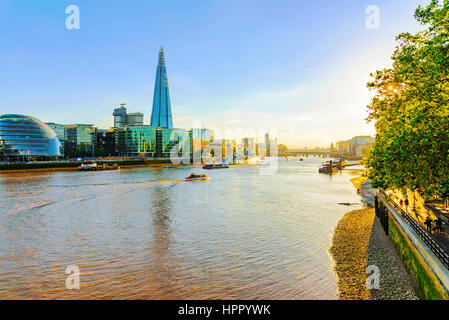 LONDON - 6. Juli 2016: Ansicht des London Skyline mit dem Shard Gebäude und das Rathaus am späten Nachmittag. Aufgenommen von der Tower Bridge am 6. Juli 2016 Stockfoto