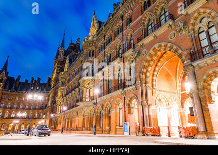 LONDON - 6. Juli 2016: Kings cross St Pancras international Bahnhof in der Nacht. Es ist ein Wahrzeichen der britischen und einen sehr vollen Zug statio Stockfoto