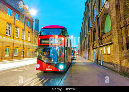 Nacht-Szene von London Bus in Kings cross Stockfoto