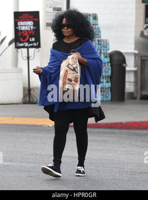 Diana Ross verlässt Bristol Farms in Beverly Hills, Kalifornien Featuring: Diana Ross Where: Los Angeles, California, Vereinigte Staaten von Amerika bei: 23. Januar 2017 Credit: WENN.com Stockfoto