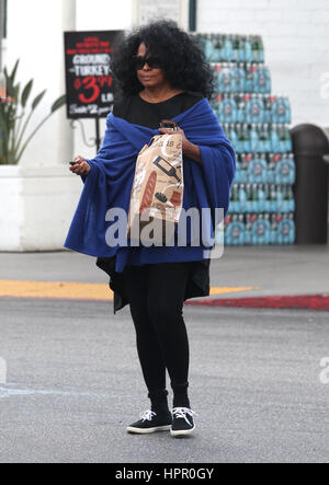 Diana Ross verlässt Bristol Farms in Beverly Hills, Kalifornien Featuring: Diana Ross Where: Los Angeles, California, Vereinigte Staaten von Amerika bei: 23. Januar 2017 Credit: WENN.com Stockfoto