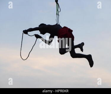 Man hielt sich an Haken, Hanging On Air - Charak Festival West Bengal, Indien Stockfoto