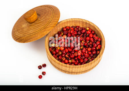 Pikante Würze rosa Pfeffer auf weißem Hintergrund. Studio Foto Stockfoto