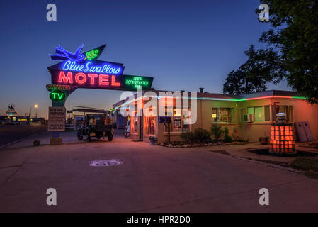Historic Blue Swallow Motel bei Sonnenuntergang. Dieses Gebäude ist auf dem National Register of Historic Places in New Mexico als Teil der Route 66 aufgeführt. Stockfoto
