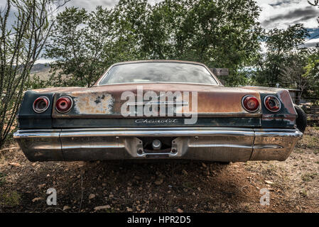 HACKBERRY, ARIZONA, USA - 19. Mai 2016: Alte Chevrolet Wrack in der Nähe von den General Store in Hackberry verlassen. Hackberry Gemischtwarenladen hält ein berühmter Stockfoto