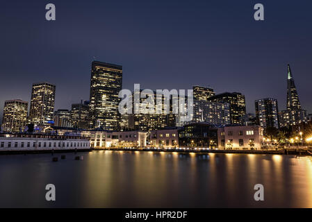 Skyline von San Francisco nach Sonnenuntergang von Pier 7 betrachtet. Langzeitbelichtung. Stockfoto