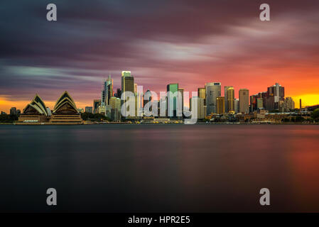 Sonnenuntergang Skyline von downtown Sydney Opera House, New South Wales, Australien. Langzeitbelichtung. Stockfoto