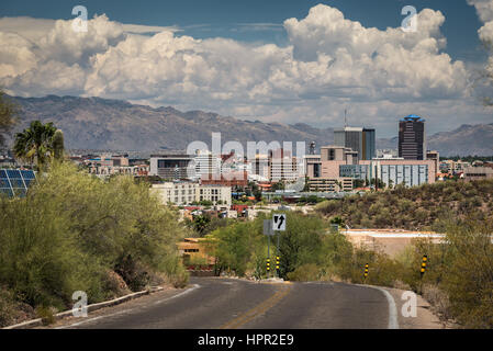 Downtown Tucson und Santa Catalina Berg von der Straße zu Sentinel Peak Park, Tucson, Arizona, USA Stockfoto