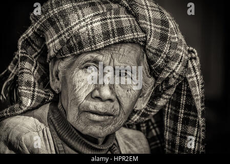 Schwarz-weiß-Porträt einer alten indigenen Frau in Myanmar Stockfoto