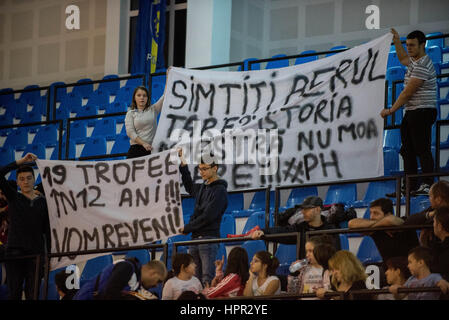 11. Dezember 2015: Ploiesti Stadt Anhänger zeigt einen Banner gewidmet die gelösten Asesoft Ploiesti-Team (19 Trophäen in 12 Jahren) während der LNBM - Rumänien männliche Basketball-Bundesliga-Spiel zwischen Steaua CSM EximBank Bukarest (ROU) Vs BC Timisoara (ROU) bei Olimpia Sporthalle in Ploiesti, Rumänien ROU.   Foto: Cronos/Catalin Soare Stockfoto