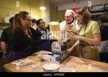 Mercato Metropolitano, stillgelegten ehemaligen Papierfabrik, 45000 Quadratfuß Marktraum bietet eine Mischung aus Italienisch und London basierte Handwerker Produzenten. Stockfoto