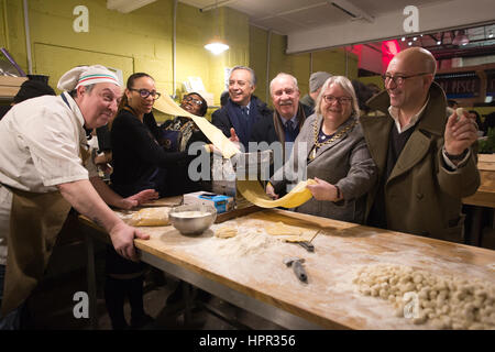 Mercato Metropolitano, stillgelegten ehemaligen Papierfabrik, 45000 Quadratfuß Marktraum bietet eine Mischung aus Italienisch und London basierte Handwerker Produzenten. Stockfoto