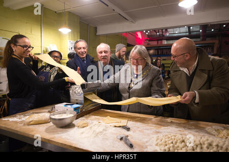 Mercato Metropolitano, stillgelegten ehemaligen Papierfabrik, 45000 Quadratfuß Marktraum bietet eine Mischung aus Italienisch und London basierte Handwerker Produzenten. Stockfoto