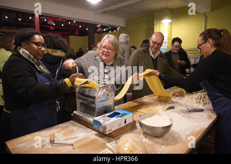 Mercato Metropolitano, stillgelegten ehemaligen Papierfabrik, 45000 Quadratfuß Marktraum bietet eine Mischung aus Italienisch und London basierte Handwerker Produzenten. Stockfoto