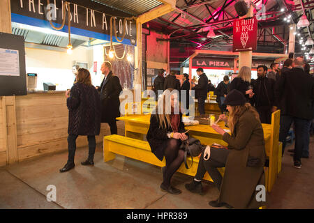 Mercato Metropolitano, stillgelegten ehemaligen Papierfabrik, 45000 Quadratfuß Marktraum bietet eine Mischung aus Italienisch und London basierte Handwerker Produzenten. Stockfoto