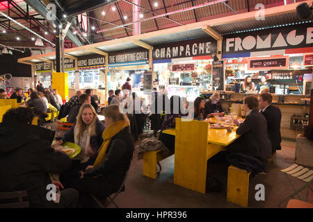 Mercato Metropolitano, stillgelegten ehemaligen Papierfabrik, 45000 Quadratfuß Marktraum bietet eine Mischung aus Italienisch und London basierte Handwerker Produzenten. Stockfoto