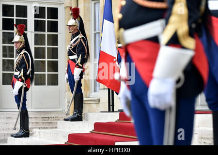 PARIS, Frankreich - Juni 10: Hotel Matignon Republikanischen Garde der Ehre während einer Willkommenszeremonie am 10. Juni 2016 in Paris. Matignon ist die offizielle resid Stockfoto