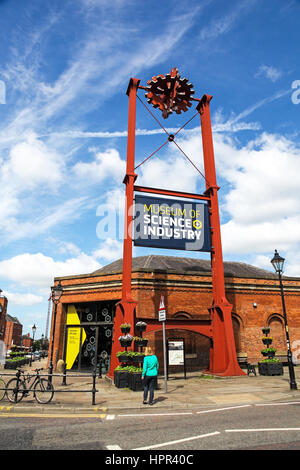 Das Schild vor dem Eingang zum The Manchester Museum of Science and Industry, Liverpool Straße, Manchester, England, UK