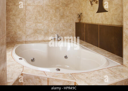 Ecke Badewanne im Badezimmer Interieur Dekoration. Stockfoto