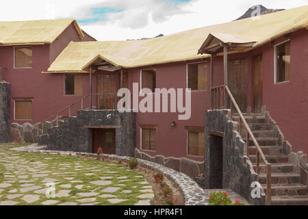 CHIVAY, AREQUIPA, PERU - 25. November 2015: Ein traditionsreiches Vintage Hotel in Chivay, Arequipa Peru mit Wolken. Stockfoto